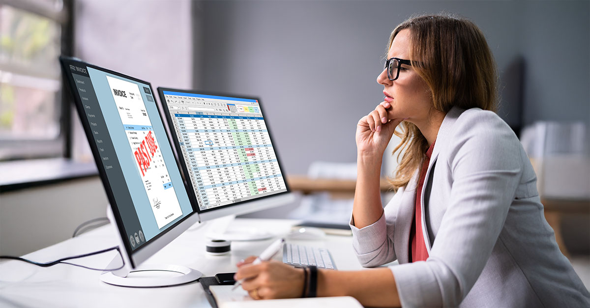 Kansas Hospital Association medical professional looking at computer screen with data.